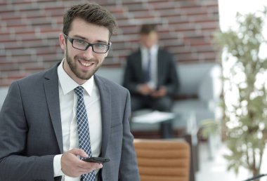 işadamı ile arka plan bulanık Office smartphone