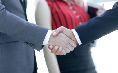 İyi bir anlaşma sonra başarılı iş insanlar el sıkışma.