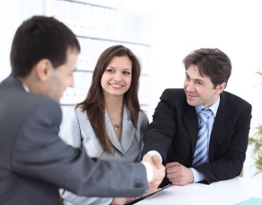 İş yerinde el sıkışma iş ortakları