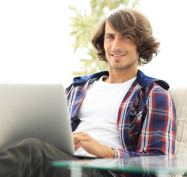 ciddi adam çalışma oturma yakınındaki masaüstüne.