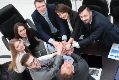 iş takım birlikte masada sıktı elleri ile
