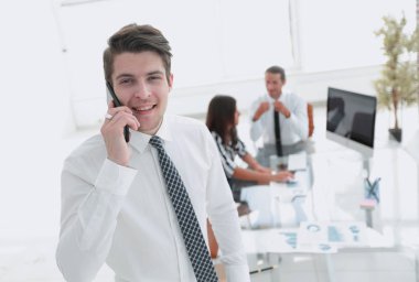 İş adamı cep telefonuyla konuşuyor..