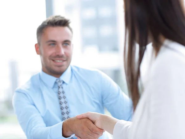 Fechar. Gerente aperta a mão de uma cliente mulher . — Fotografia de Stock