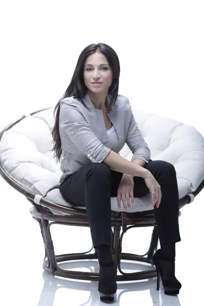 Jeune femme assise dans une grande chaise douce et confortable ronde . — Photo
