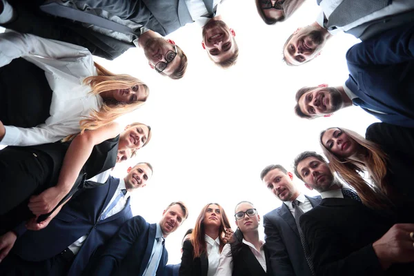 Concetto di team building.business team in piedi formando un cerchio — Foto Stock