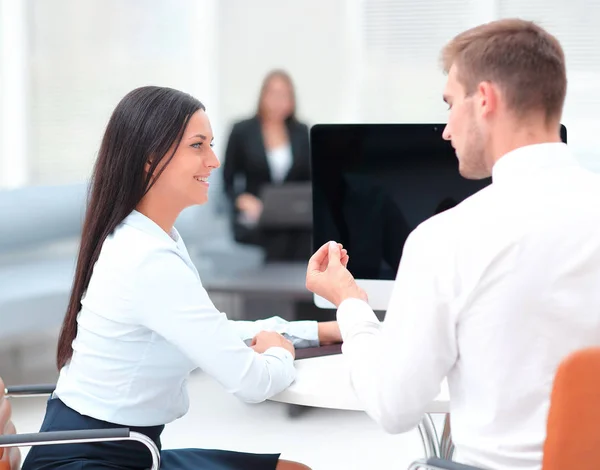 Deux employés qui parlent avec succès assis derrière un bureau — Photo