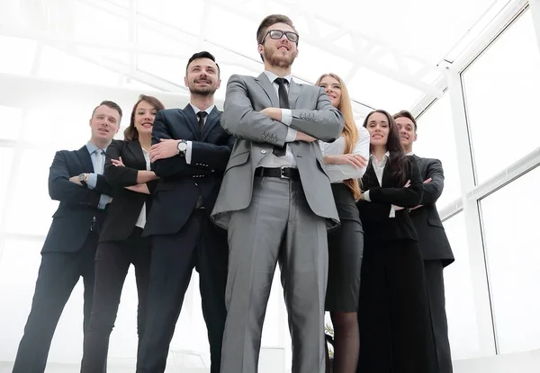 Onder view.leader aan het hoofd van het bedrijf-team. — Stockfoto