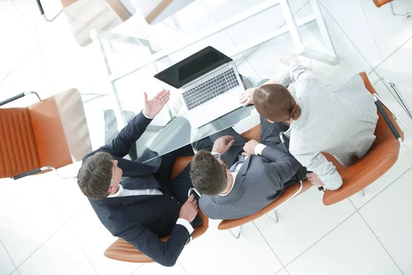 Vista desde arriba. Equipo de negocios en el escritorio . —  Fotos de Stock