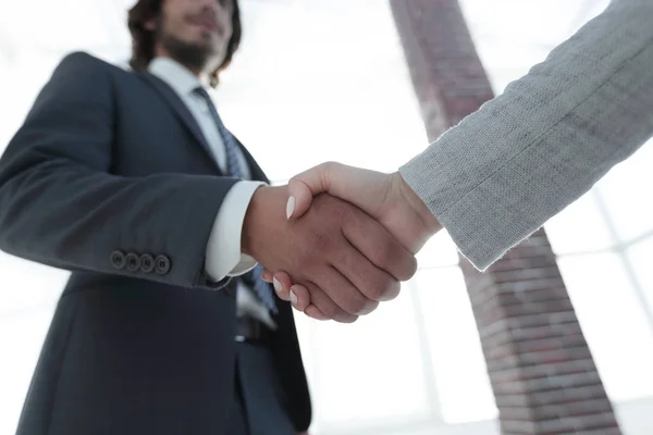 Aufgeregt lächelnder Geschäftsmann beim Händeschütteln bei Treffen, — Stockfoto