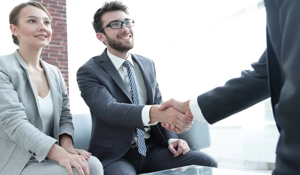 Kézfogás üzleti partnerei üzleti találkozó után — Stock Fotó