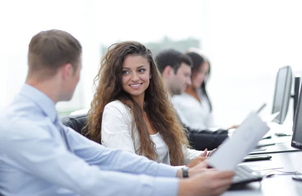 Wirtschaftsteam diskutiert Arbeitspapiere — Stockfoto