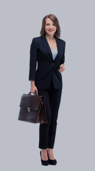 Портрет предпринимательницы, вручающей чемодан, изолированный на белом — стоковое фото