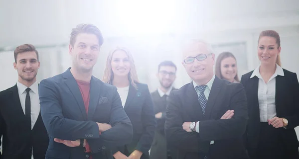 Das Team der Erfolgreichen mit ihrem Chef — Stockfoto