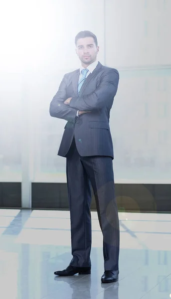Volledige lengte van succesvolle oudere zakenman met gekruiste armen — Stockfoto