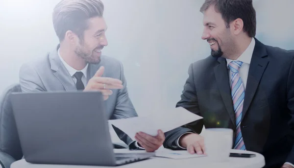 Bilden av två affärsmän interagerar vid möte i office — Stockfoto