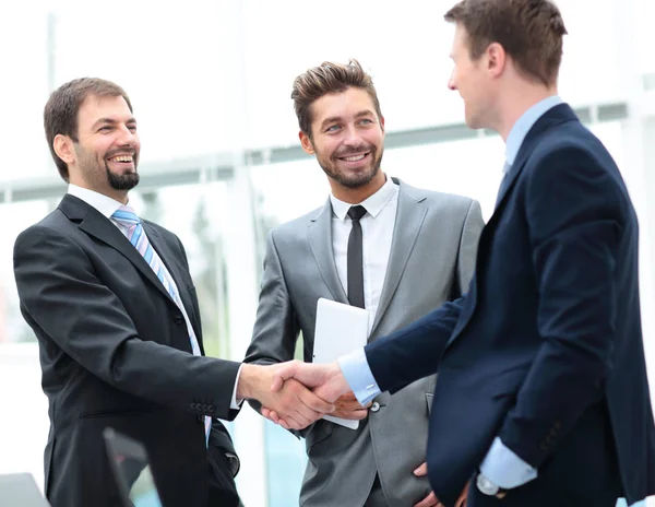 Due uomini d'affari che si stringono la mano all'incontro d'affari con t — Foto Stock