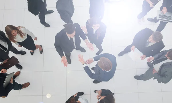 Vista elevada de um grande grupo de empresários multiétnicos falar — Fotografia de Stock