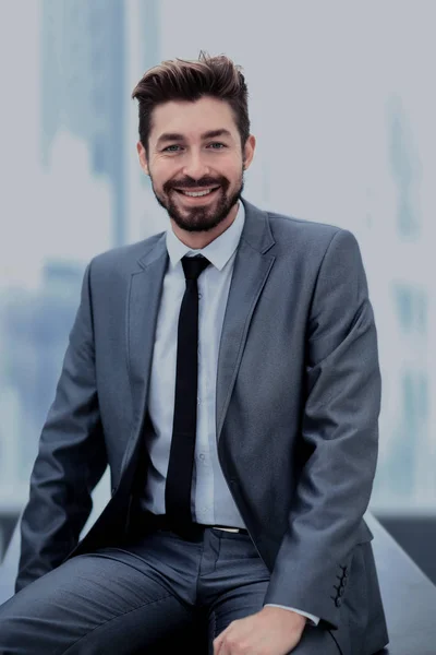 Retrato de feliz hombre de negocios sonriente, aislado sobre fondo blanco —  Fotos de Stock