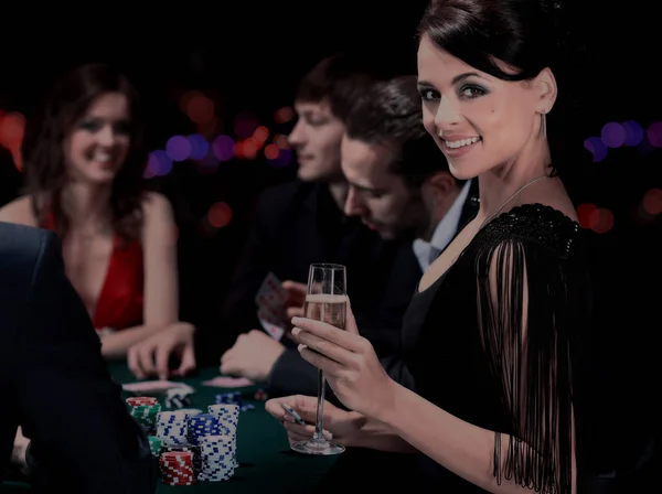 Πόκερ παίκτες που κάθονται γύρω από ένα τραπέζι σε μια χαρτοπαικτική λέσχη — Φωτογραφία Αρχείου