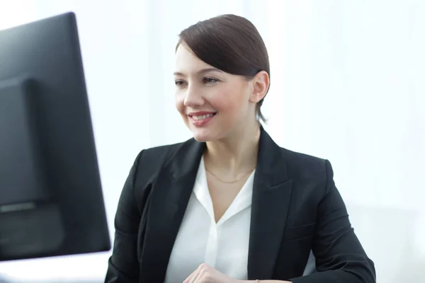 Geschäftsfrau arbeitet mit Computer im Büro — Stockfoto