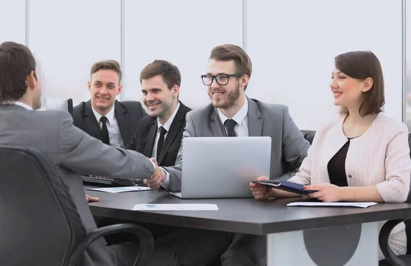 Handdruk van een Manager en een klant aan de balie — Stockfoto