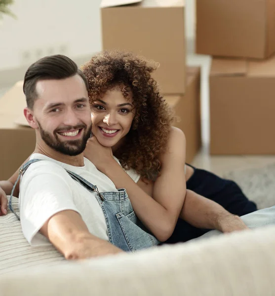 Νεαρό ζευγάρι σε ένα νέο διαμέρισμα. Έννοια της ευημερίας — Φωτογραφία Αρχείου