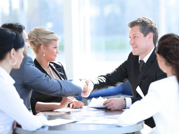 Zwei Geschäftspartner beim Händeschütteln beim Treffen — Stockfoto