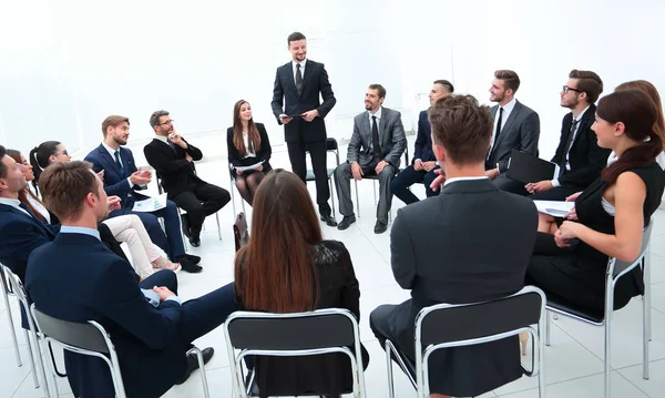 Coach lidera a sessão com a equipe de negócios . — Fotografia de Stock