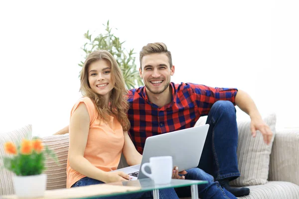 Jong koppel van studenten maakt gebruik van een laptop zitting op Bank — Stockfoto