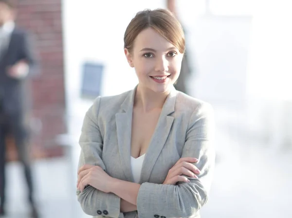 Retrato de mulher de negócios confiante no fundo do escritório . — Fotografia de Stock