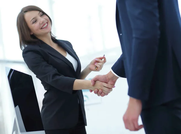 Colegas de negocios estrechando las manos después de una presentación exitosa . — Foto de Stock