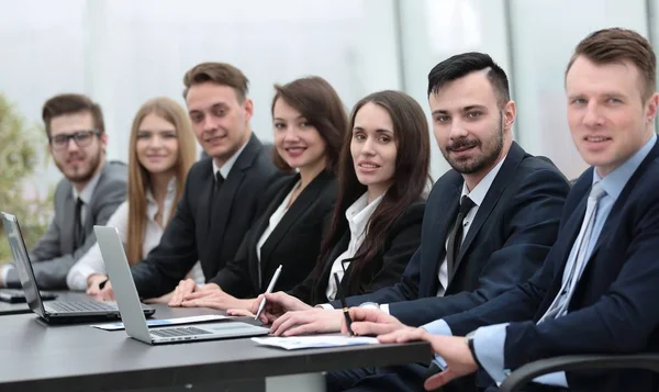 Business team zit aan de balie in de vergaderzaal — Stockfoto