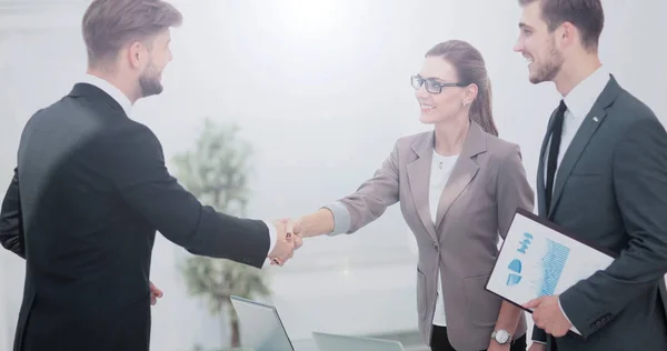 Handdruk tussen mensen uit het bedrijfsleven in een modern kantoor — Stockfoto