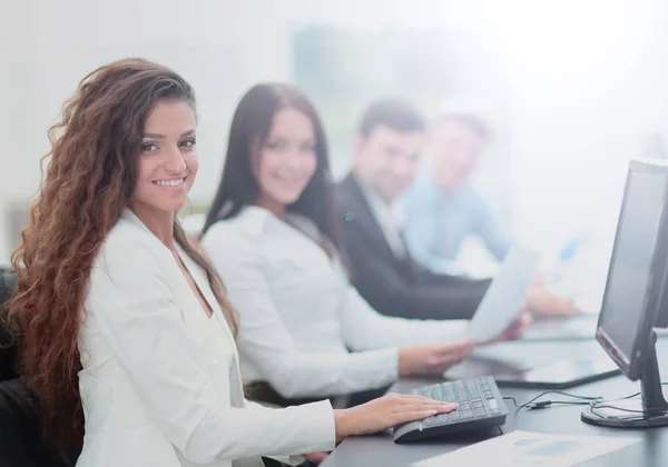 Kvinnlig revisor förbereder finansiella rapporten på en arbetsplats i fr — Stockfoto
