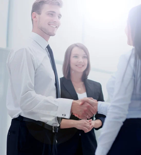 Счастливые деловые партнеры пожимают друг другу руки в офисе — стоковое фото