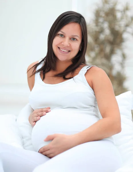 Retrato de una mujer embarazada feliz . — Foto de Stock