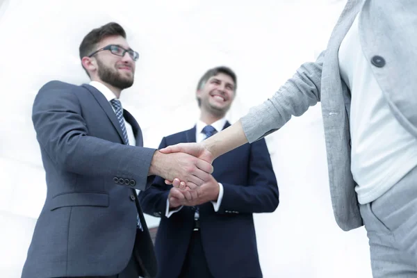 Handslag för affärspartners innan samtalen. — Stockfoto