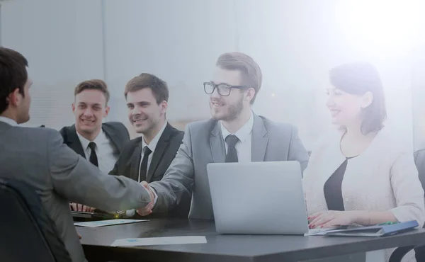 Miembros del consejo de administración y director comercial con una h — Foto de Stock