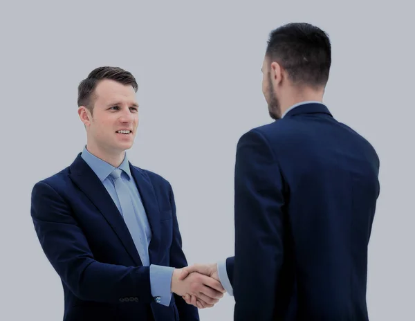 Compañeros de negocios sentados en una mesa durante una reunión con dos ejecutivos masculinos dándose la mano — Foto de Stock