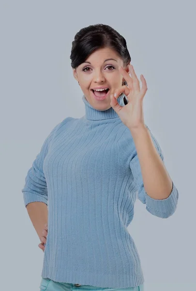 Mujer atractiva está mostrando signo bien con la felicidad . — Foto de Stock