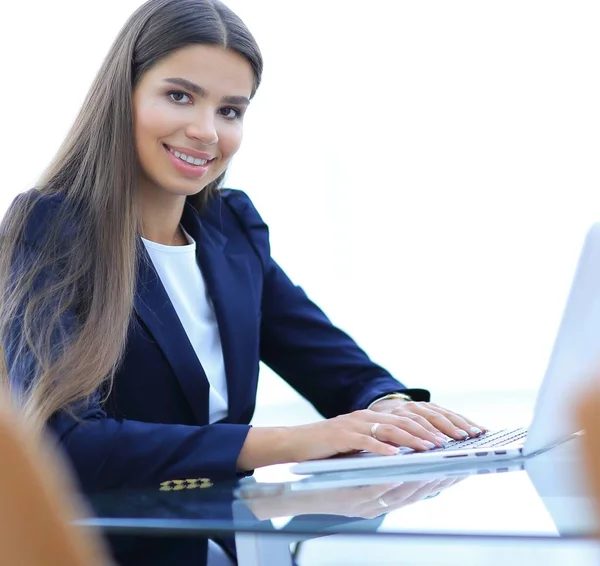 Młoda kobieta biznesu pracuje na laptopie — Zdjęcie stockowe