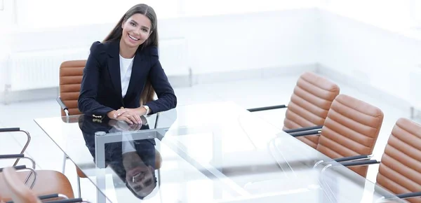 Žena manažer sedí u stolu — Stock fotografie