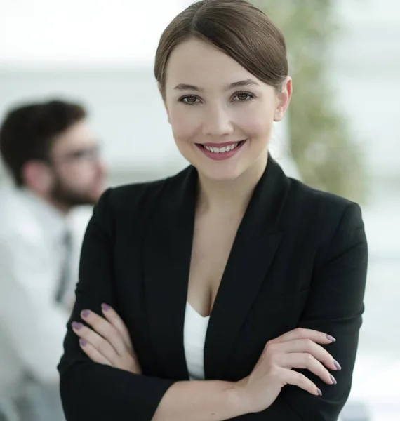 Mujer de negocios exitosa en el fondo de la oficina —  Fotos de Stock