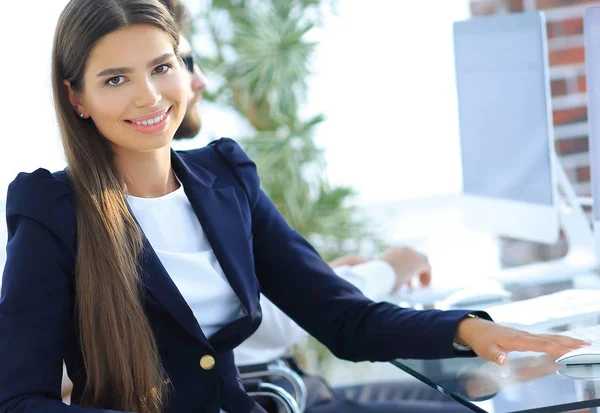 Jeune femme d'affaires assise au bureau — Photo