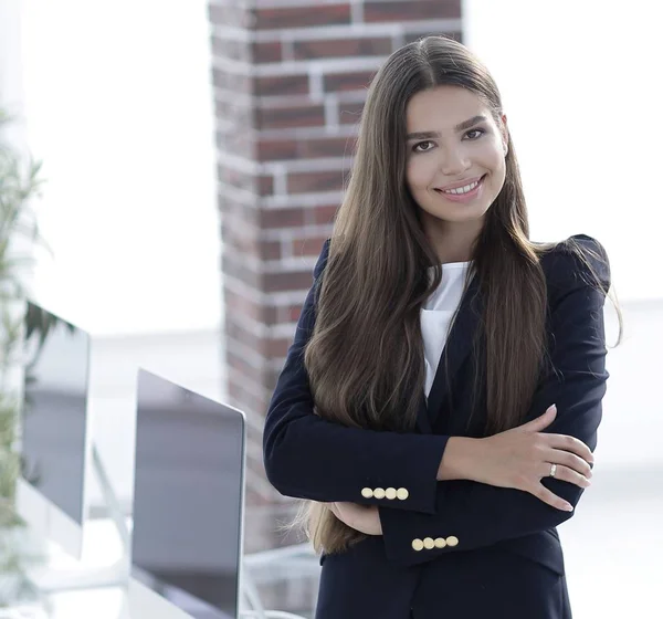 Mulher de negócios moderna no fundo do escritório . — Fotografia de Stock