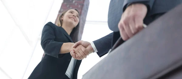 Närbild av affärsman och affärskvinna skakar hand — Stockfoto