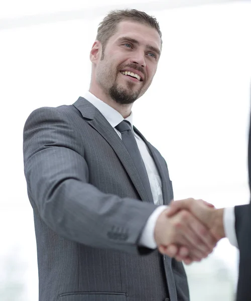 Primer plano .businessman estrechando la mano con un socio de negocios . —  Fotos de Stock