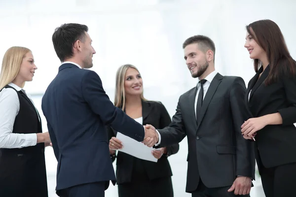 Handshake de equipe de negócios e parceiros de negócios — Fotografia de Stock