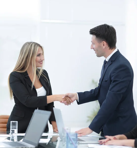 Handschlag mit Geschäftspartnern nach Vertragsgespräch — Stockfoto