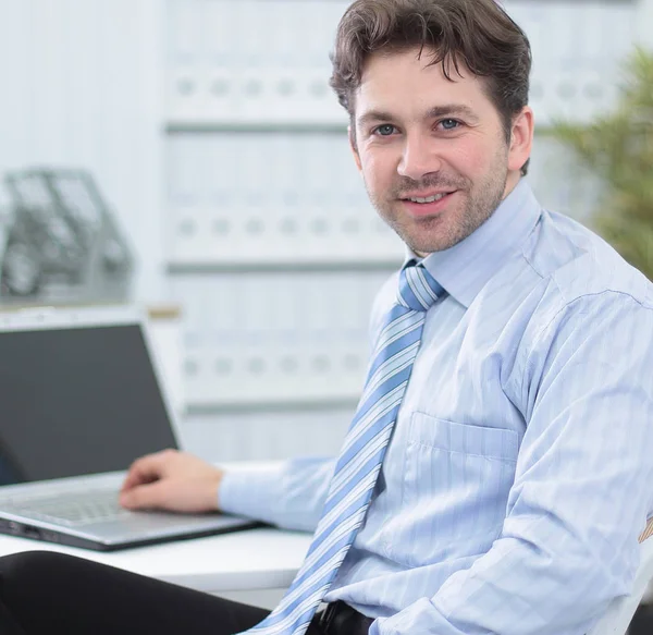 Closeup.handsome businessman sitting in this Desk — Stock Photo, Image